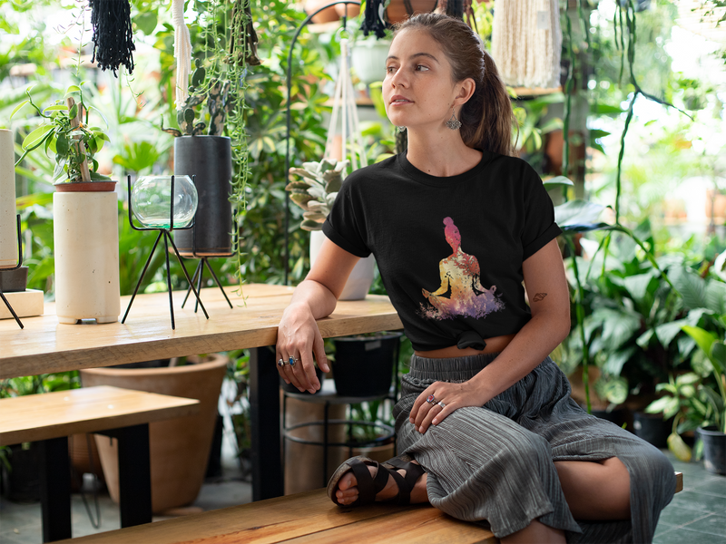 Camiseta Manga Curta Unisex Meditação Figura Folhas