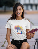 Camiseta Manga Curta Feminina Menina Meditando Arvore Colorida