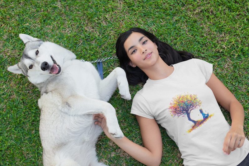 Camiseta Manga Curta Feminina Menina Meditando Arvore Colorida