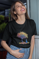 Camiseta Manga Curta Unisex Menina Meditando Arvore Colorida