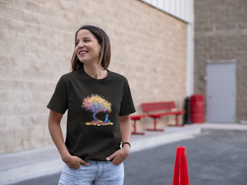 Camiseta Manga Curta Unisex Menina Meditando Arvore Colorida