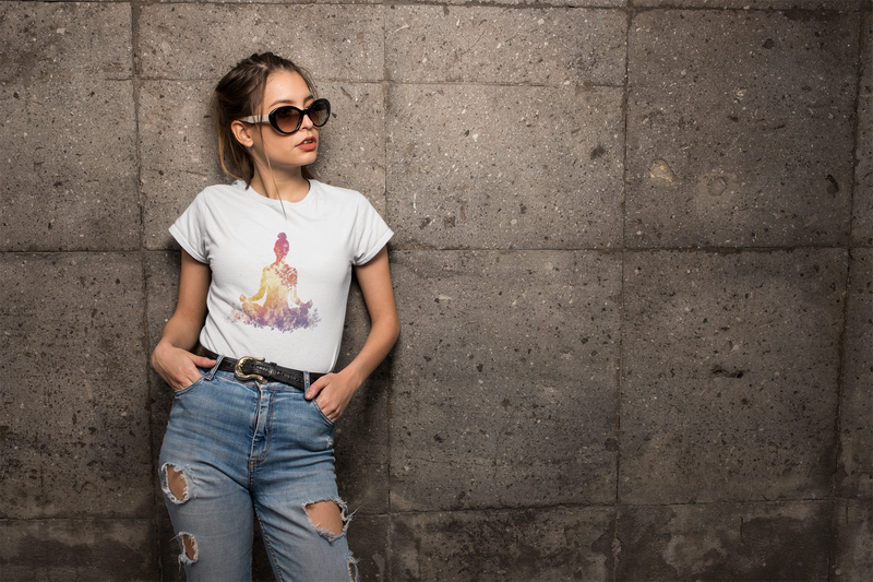 Camiseta Manga Curta Feminina Meditação Figura Folhas