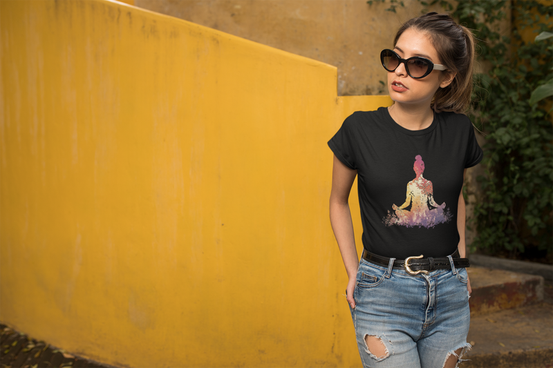 Camiseta Manga Curta Feminina Meditação Figura Folhas