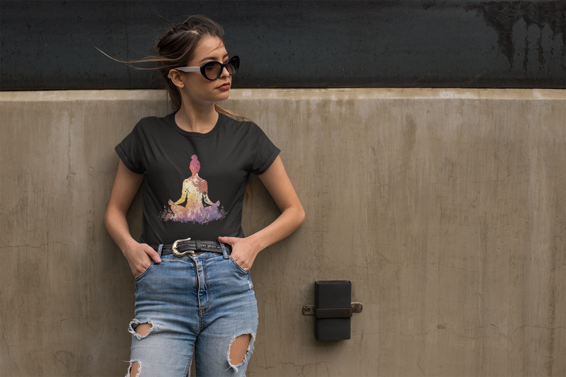 Camiseta Manga Curta Feminina Meditação Figura Folhas