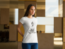 Camiseta Manga Curta Feminina Meditando Traçado Lápis